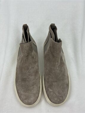 Vince Men's Taupe Suede Chukka Boots B49